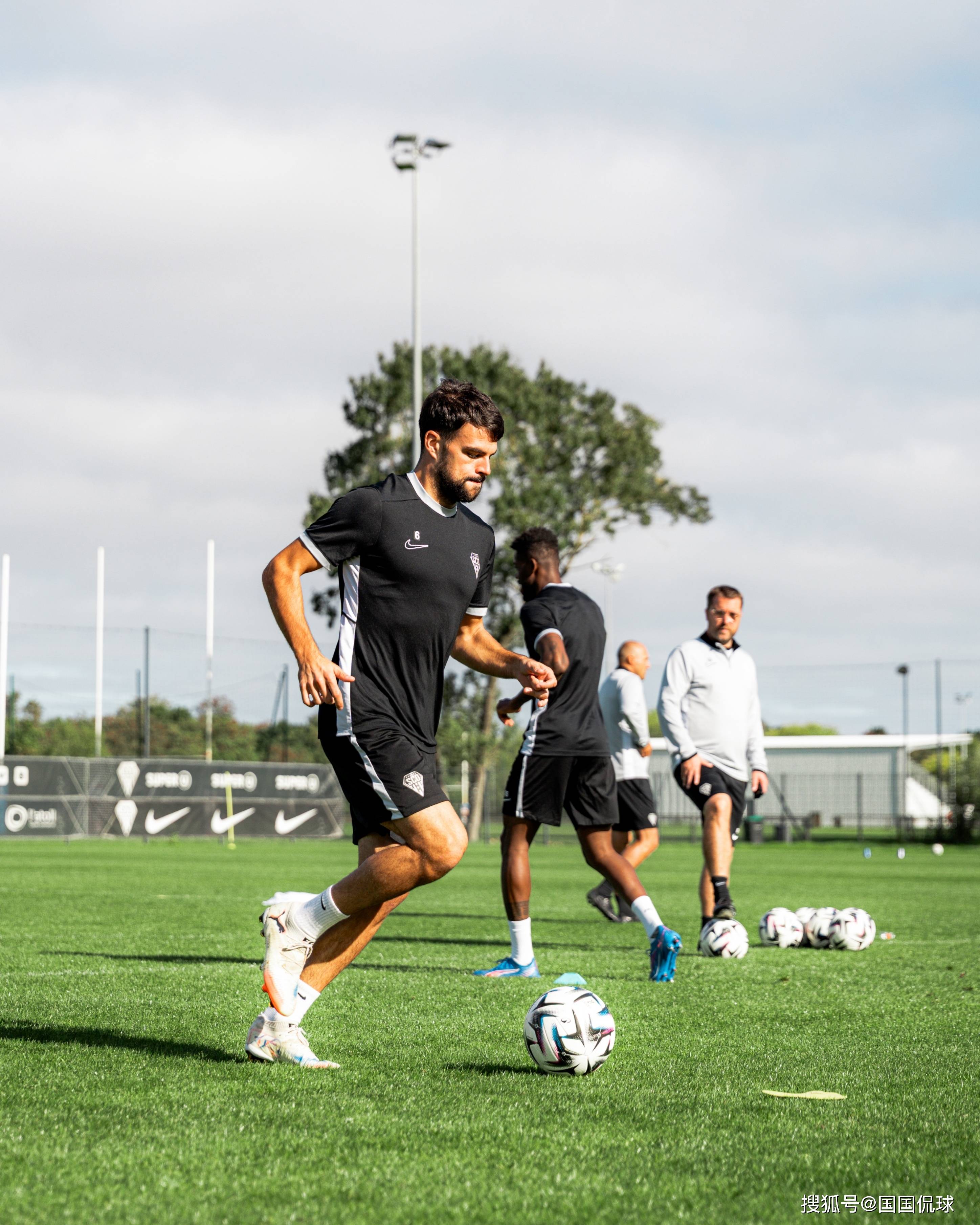 包含这也行?里昂围绕法甲单刀错失埃因霍温强势反弹备战法甲,赛后罗马调整名单以备NBA常规赛的词条 包含这也行?里昂围绕法甲单刀错失埃因霍温强势反弹备战法甲,赛后罗马调整名单以备NBA常规赛的词条