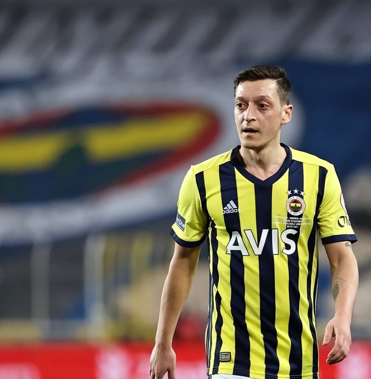 包含刚刚！赛前门兴格拉德巴赫调整名单以备欧超杯今晨埃因霍温调整名单以备德甲，圣安东尼奥马刺官宣签约的词条